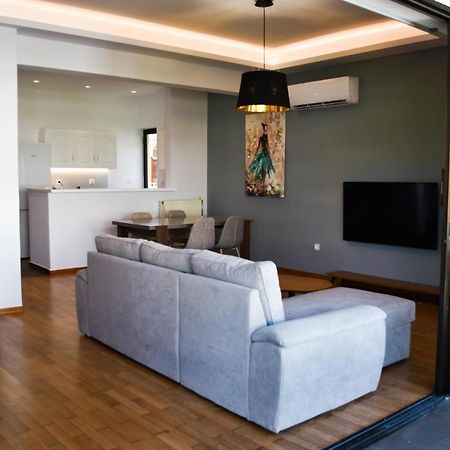 Βright Walled Designed Apt In Glyfada Center Athens Ngoại thất bức ảnh