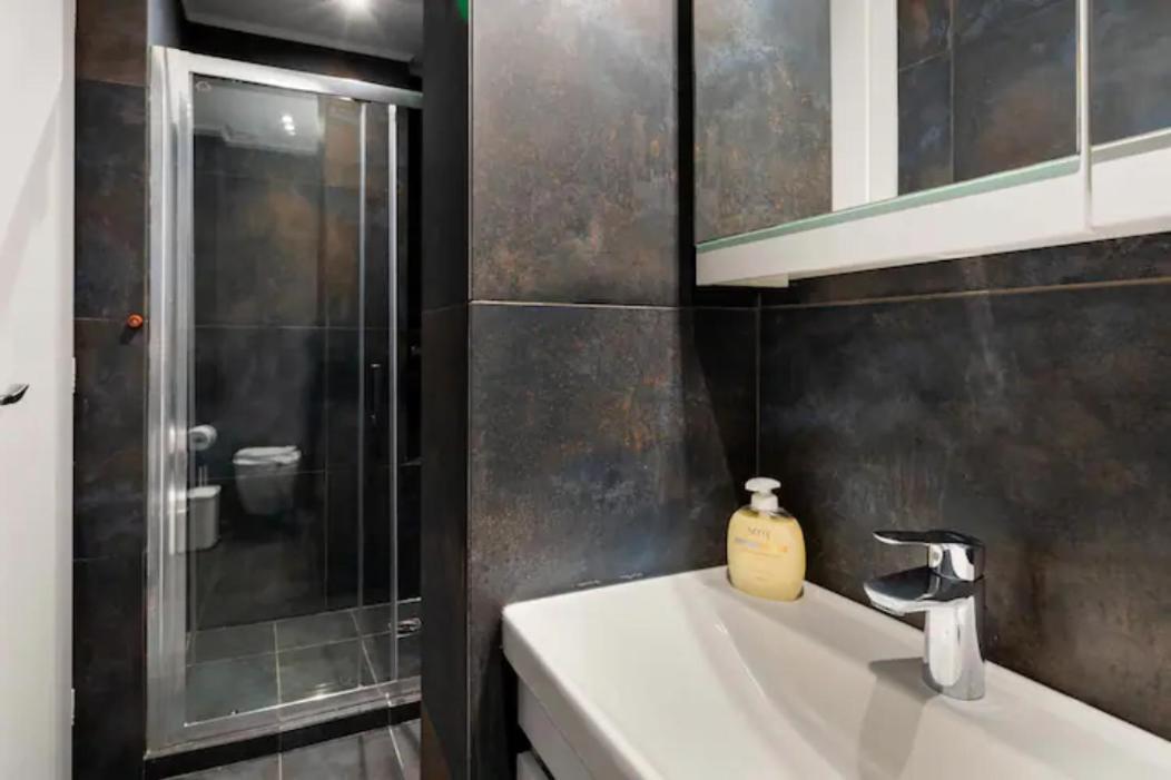 Βright Walled Designed Apt In Glyfada Center Athens Ngoại thất bức ảnh
